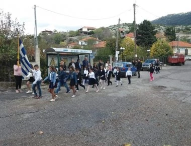Λίγοι αλλά με υπερηφάνεια σήκωσαν την Ελληνική σημαία στο Περδικάκι Αιτωλοακαρνανίας (φώτο)